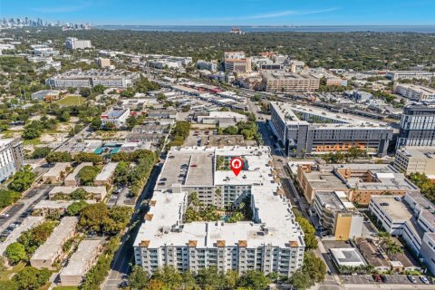 Condominio en venta en South Miami, Florida, 2 dormitorios, 93.83 m2 № 2075843 - foto 2