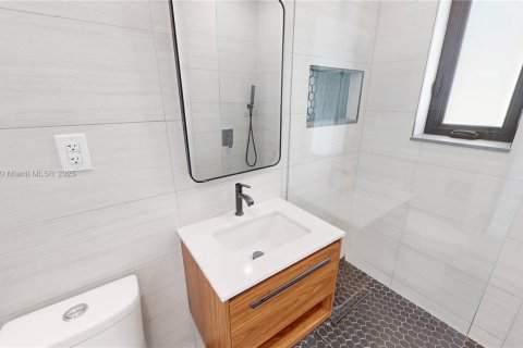 House in Miami Beach, Florida 3 bedrooms, 122.35 sq.m. № 1929590 - photo 14