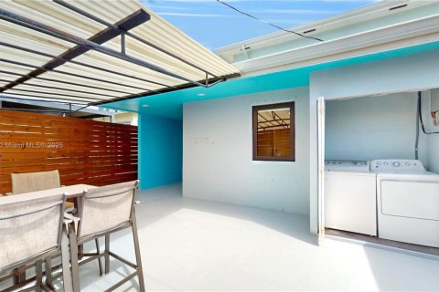 House in Miami Beach, Florida 3 bedrooms, 122.35 sq.m. № 1929590 - photo 17