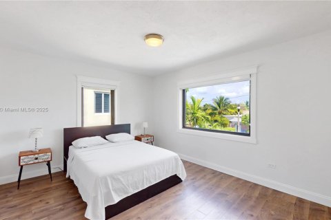 House in Miami Beach, Florida 3 bedrooms, 122.35 sq.m. № 1929590 - photo 10