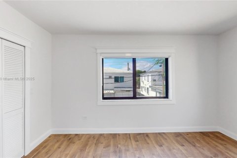 House in Miami Beach, Florida 3 bedrooms, 122.35 sq.m. № 1929590 - photo 12