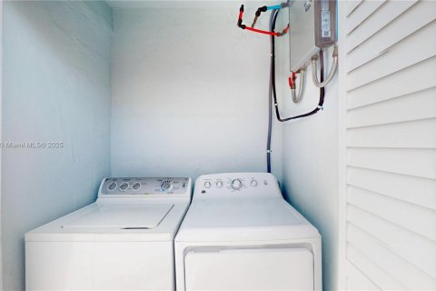 House in Miami Beach, Florida 3 bedrooms, 122.35 sq.m. № 1929590 - photo 18