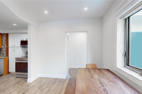 House in Miami Beach, Florida 3 bedrooms, 122.35 sq.m. № 1929590 - photo 8