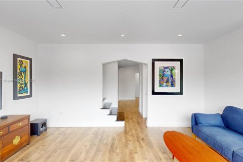 House in Miami Beach, Florida 3 bedrooms, 122.35 sq.m. № 1929590 - photo 6