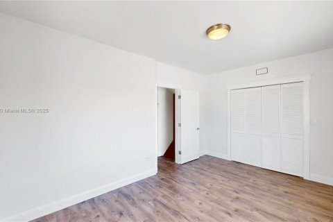 House in Miami Beach, Florida 3 bedrooms, 122.35 sq.m. № 1929590 - photo 13