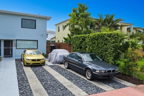 House in Miami Beach, Florida 3 bedrooms, 122.35 sq.m. № 1929590 - photo 1