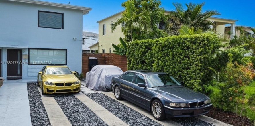 House in Miami Beach, Florida 3 bedrooms, 122.35 sq.m. № 1929590