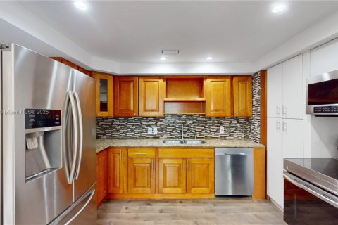 House in Miami Beach, Florida 3 bedrooms, 122.35 sq.m. № 1929590 - photo 9