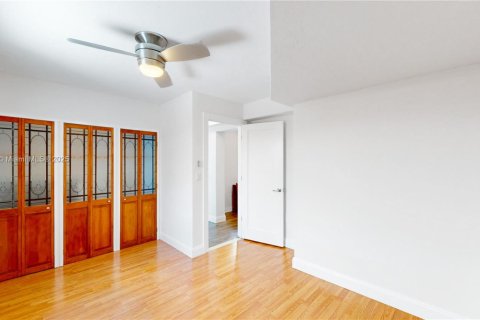 House in Miami Beach, Florida 3 bedrooms, 122.35 sq.m. № 1929590 - photo 15