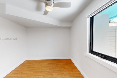 House in Miami Beach, Florida 3 bedrooms, 122.35 sq.m. № 1929590 - photo 16