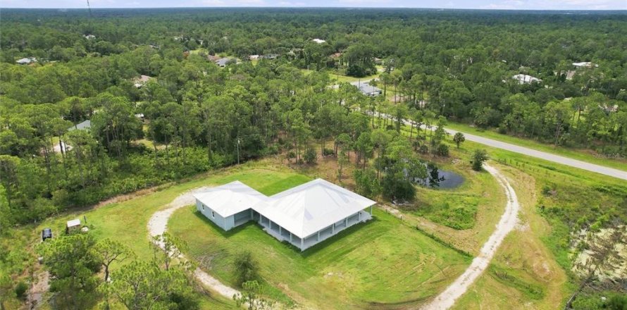 Propiedad comercial en North Port, Florida 219.99 m2 № 2289782