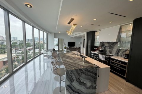 Купить кондоминиум в Санни-Айлс-Бич, Флорида 4 спальни, № 2066257 - фото 1