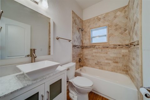 House in Tarpon Springs, Florida 3 bedrooms, 141.77 sq.m. № 1298697 - photo 26