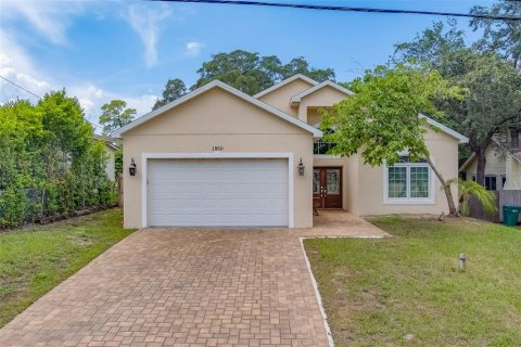 House in Tarpon Springs, Florida 3 bedrooms, 141.77 sq.m. № 1298697 - photo 1