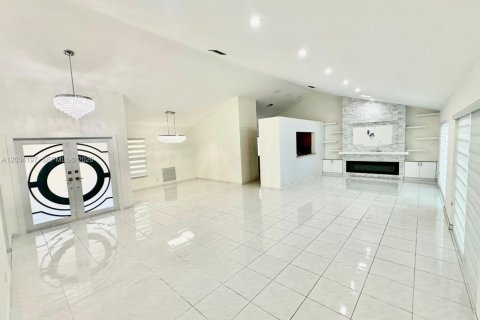 House in Pembroke Pines, Florida 3 bedrooms, 177.72 sq.m. № 2089391 - photo 15