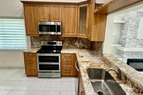 House in Pembroke Pines, Florida 3 bedrooms, 177.72 sq.m. № 2089391 - photo 19