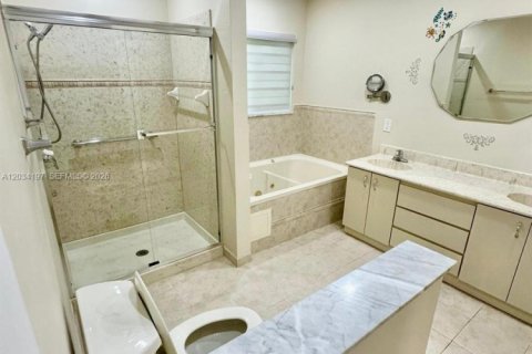 House in Pembroke Pines, Florida 3 bedrooms, 177.72 sq.m. № 2089391 - photo 23