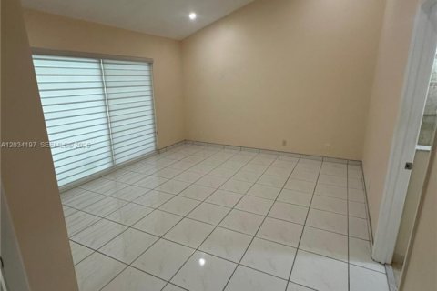 House in Pembroke Pines, Florida 3 bedrooms, 177.72 sq.m. № 2089391 - photo 22