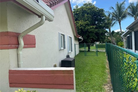House in Pembroke Pines, Florida 3 bedrooms, 177.72 sq.m. № 2089391 - photo 10