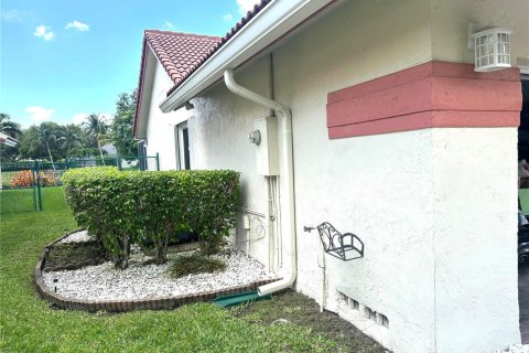 House in Pembroke Pines, Florida 3 bedrooms, 177.72 sq.m. № 2089391 - photo 9
