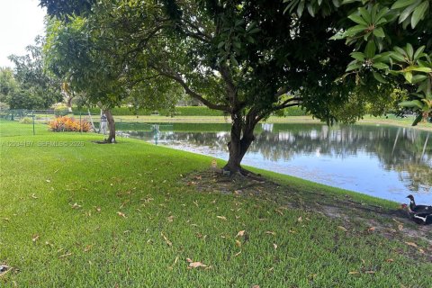 House in Pembroke Pines, Florida 3 bedrooms, 177.72 sq.m. № 2089391 - photo 8