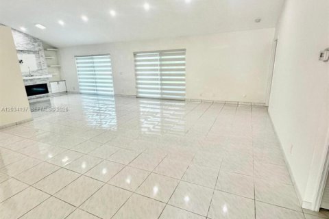 House in Pembroke Pines, Florida 3 bedrooms, 177.72 sq.m. № 2089391 - photo 13