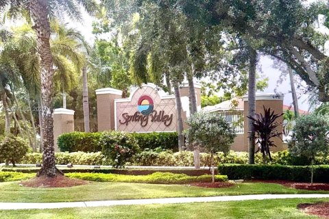 House in Pembroke Pines, Florida 3 bedrooms, 177.72 sq.m. № 2089391