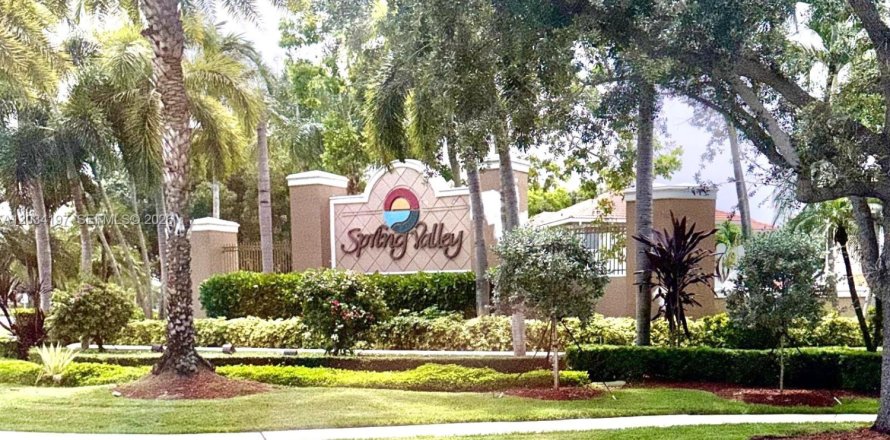 House in Pembroke Pines, Florida 3 bedrooms, 177.72 sq.m. № 2089391