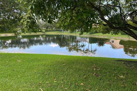 House in Pembroke Pines, Florida 3 bedrooms, 177.72 sq.m. № 2089391 - photo 12