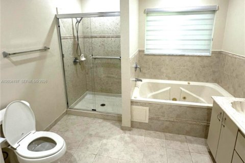House in Pembroke Pines, Florida 3 bedrooms, 177.72 sq.m. № 2089391 - photo 25
