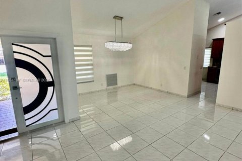 House in Pembroke Pines, Florida 3 bedrooms, 177.72 sq.m. № 2089391 - photo 17