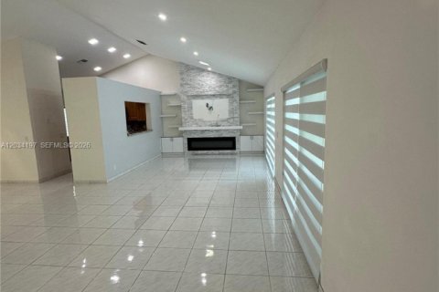 House in Pembroke Pines, Florida 3 bedrooms, 177.72 sq.m. № 2089391 - photo 16