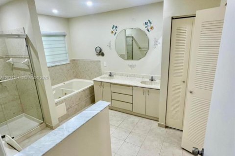 House in Pembroke Pines, Florida 3 bedrooms, 177.72 sq.m. № 2089391 - photo 24