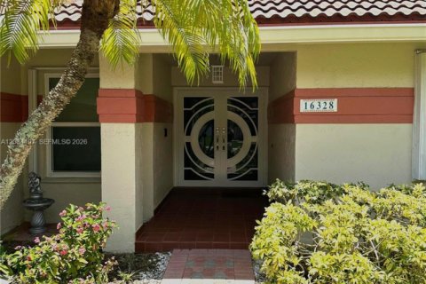 House in Pembroke Pines, Florida 3 bedrooms, 177.72 sq.m. № 2089391 - photo 4