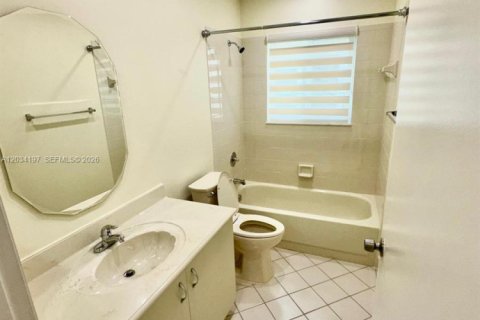 House in Pembroke Pines, Florida 3 bedrooms, 177.72 sq.m. № 2089391 - photo 29