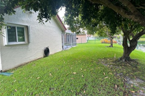 House in Pembroke Pines, Florida 3 bedrooms, 177.72 sq.m. № 2089391 - photo 7