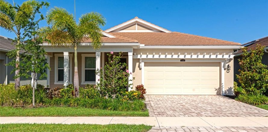 House in Sarasota, Florida 2 bedrooms, 214.23 sq.m. № 1871111