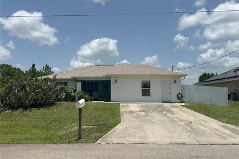 House in Lehigh Acres, Florida 4 bedrooms, 176.42 sq.m. № 1803362 - photo 1