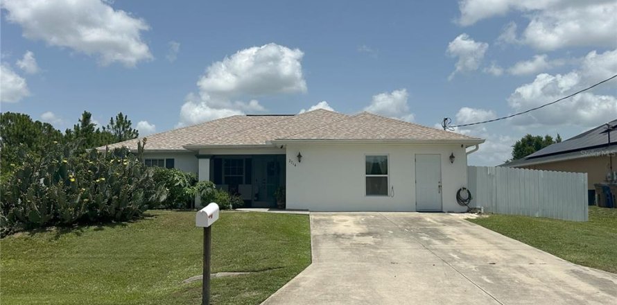 House in Lehigh Acres, Florida 4 bedrooms, 176.42 sq.m. № 1803362