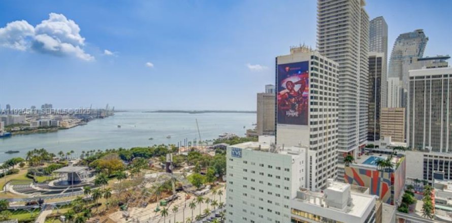 Кондоминиум с 2 спальнями в Майами, Флорида № 1986475