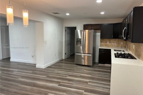 House in West Park, Florida 4 bedrooms, 159.79 sq.m. № 1944129 - photo 20