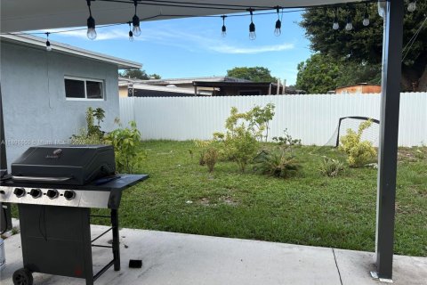 House in West Park, Florida 4 bedrooms, 159.79 sq.m. № 1944129 - photo 23