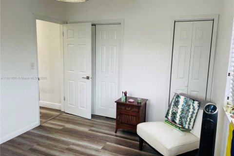 House in West Park, Florida 4 bedrooms, 159.79 sq.m. № 1944129 - photo 15
