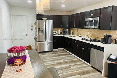 House in West Park, Florida 4 bedrooms, 159.79 sq.m. № 1944129 - photo 4