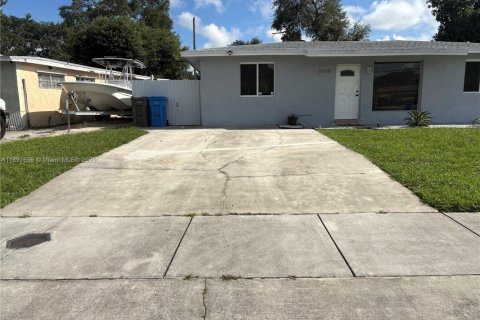 House in West Park, Florida 4 bedrooms, 159.79 sq.m. № 1944129 - photo 2