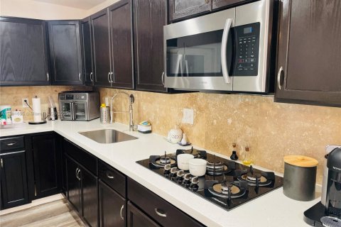 House in West Park, Florida 4 bedrooms, 159.79 sq.m. № 1944129 - photo 6