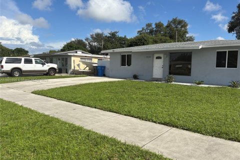 House in West Park, Florida 4 bedrooms, 159.79 sq.m. № 1944129 - photo 1