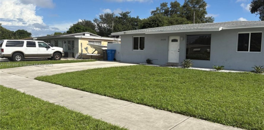 House in West Park, Florida 4 bedrooms, 159.79 sq.m. № 1944129