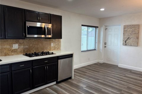 House in West Park, Florida 4 bedrooms, 159.79 sq.m. № 1944129 - photo 9