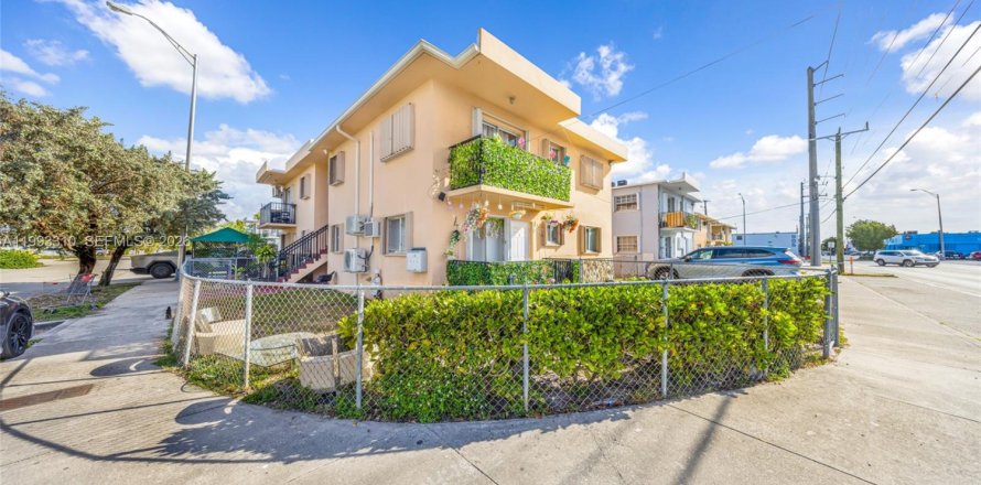 Immobilier commercial à Hialeah, Floride 329.25 m2 № 2055436